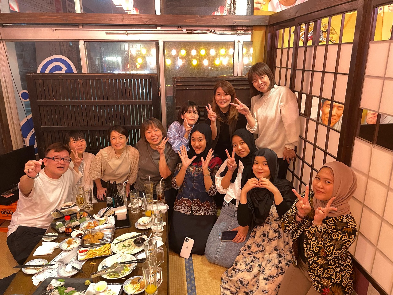 Ira (paling kanan) berfoto bersama seluruh staf rumah sakit di salah satu restoran dalam kegiatan penyambutan khusus sebelum menjalani program magang di Jepang.